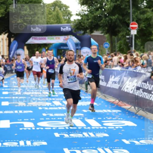 29.06.2025 - hella hamburg halbmarathon Zöllner http://msf.ph/oto/8174524 29.06.2025 10:37:16 Ziel 4860, 5003, 5923, 8362, 9178, 10190, 11423, 12900, 13972, 15178, 17137, 17726 meine-sportfotos.de
