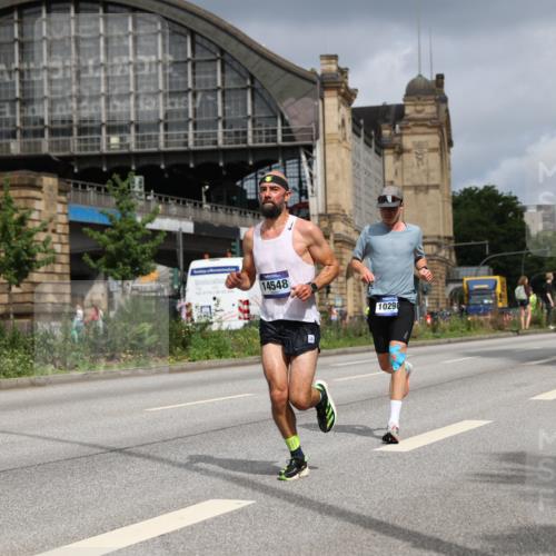 29.06.2025 - hella hamburg halbmarathon Yannick Fuchs http://msf.ph/oto/8174532 29.06.2025 10:26:16 20KM 3201, 4812, 9508, 10017, 10298, 10929, 11857, 12232, 12681, 14450, 14548, 15835, 19118 meine-sportfotos.de