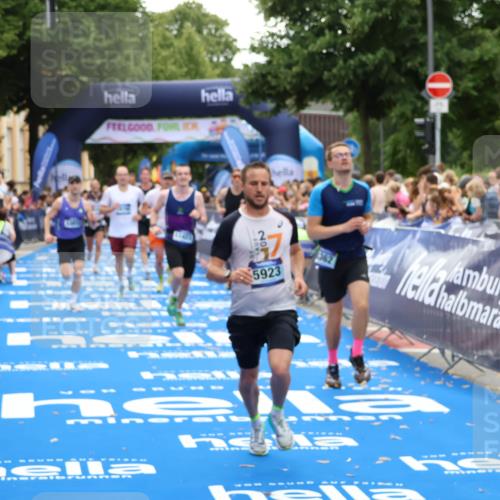 29.06.2025 - hella hamburg halbmarathon Zöllner http://msf.ph/oto/8174561 29.06.2025 10:37:16 Ziel 4860, 5003, 5923, 8362, 9178, 10190, 11423, 12900, 13972, 15178, 17137, 17726 meine-sportfotos.de