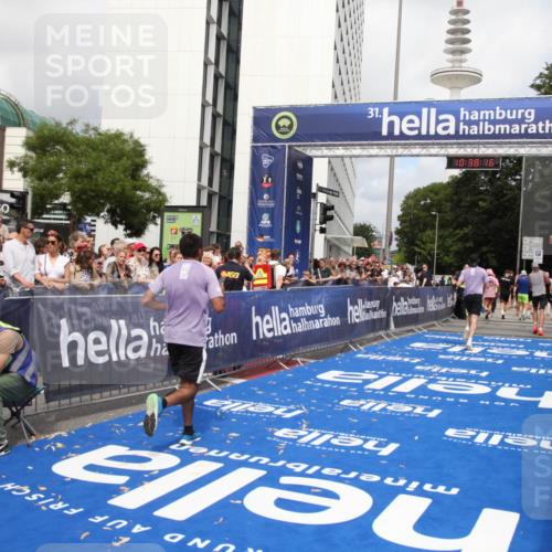 29.06.2025 - hella hamburg halbmarathon Michael Strokosch http://msf.ph/oto/8174566 29.06.2025 10:38:15 Ziel 2849, 5091, 7743, 8002, 14688, 15382, 17623, 18986 meine-sportfotos.de