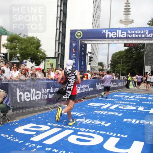 29.06.2025 - hella hamburg halbmarathon Michael Strokosch http://msf.ph/oto/8174576 29.06.2025 10:38:16 Ziel 2849, 5091, 7743, 8002, 14688, 17623, 18584, 18986 meine-sportfotos.de