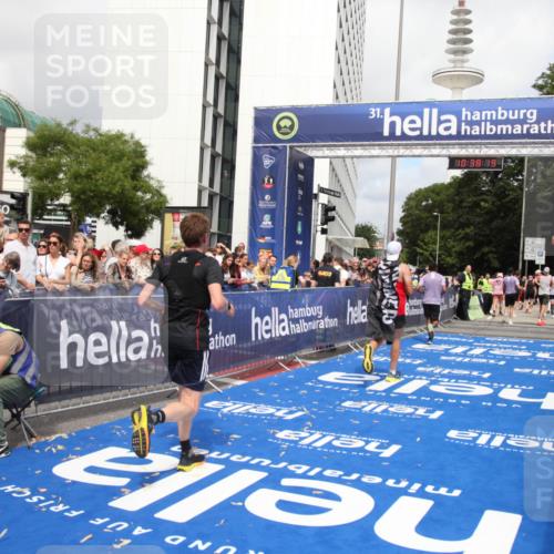 29.06.2025 - hella hamburg halbmarathon Michael Strokosch http://msf.ph/oto/8174597 29.06.2025 10:38:17 Ziel 1688, 2849, 5091, 7743, 8002, 14688, 17623, 18584, 18986 meine-sportfotos.de