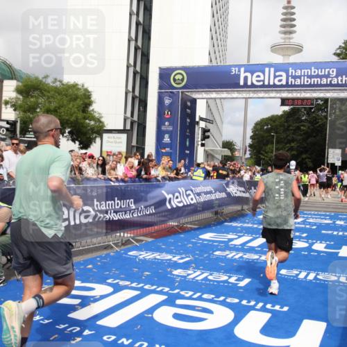 29.06.2025 - hella hamburg halbmarathon Michael Strokosch http://msf.ph/oto/8174618 29.06.2025 10:38:19 Ziel 1688, 2849, 5091, 6095, 7743, 8002, 14688, 18584, 18986 meine-sportfotos.de