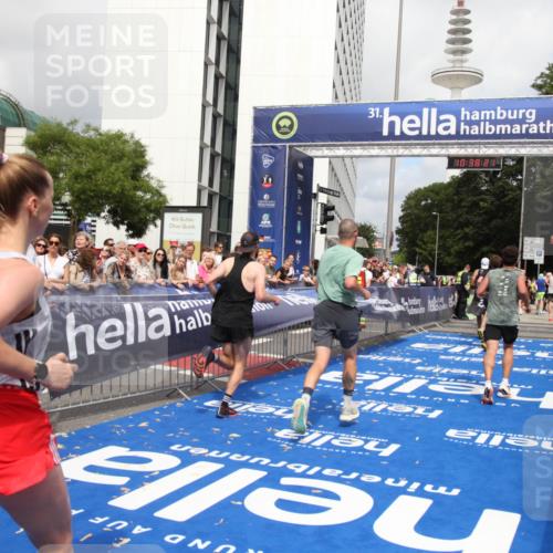 29.06.2025 - hella hamburg halbmarathon Michael Strokosch http://msf.ph/oto/8174622 29.06.2025 10:38:20 Ziel 1688, 2849, 5091, 6095, 7743, 8002, 14688, 18584 meine-sportfotos.de