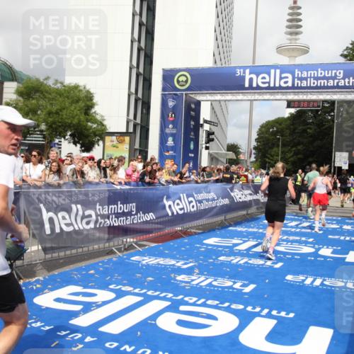 29.06.2025 - hella hamburg halbmarathon Michael Strokosch http://msf.ph/oto/8174633 29.06.2025 10:38:22 Ziel 1042, 1688, 2849, 3431, 6095, 7110, 7743, 8002, 14688, 18584 meine-sportfotos.de