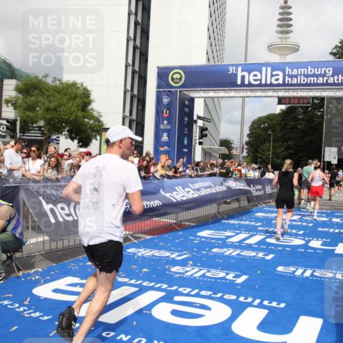 29.06.2025 - hella hamburg halbmarathon Michael Strokosch http://msf.ph/oto/8174638 29.06.2025 10:38:23 Ziel 1042, 1688, 2849, 3431, 6095, 7110, 8002, 14688, 18584 meine-sportfotos.de