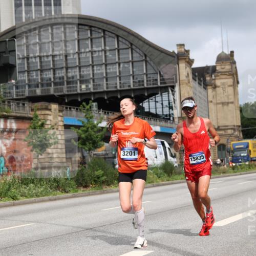 29.06.2025 - hella hamburg halbmarathon Yannick Fuchs http://msf.ph/oto/8174639 29.06.2025 10:26:23 20KM 3201, 3955, 4812, 6619, 10298, 10929, 12232, 12681, 13606, 13617, 14450, 14548, 15835, 18102, 19118 meine-sportfotos.de