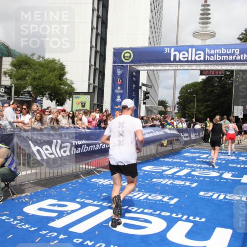 29.06.2025 - hella hamburg halbmarathon Michael Strokosch http://msf.ph/oto/8174642 29.06.2025 10:38:23 Ziel 1042, 1688, 2849, 3431, 6095, 7110, 8002, 14688, 18584 meine-sportfotos.de
