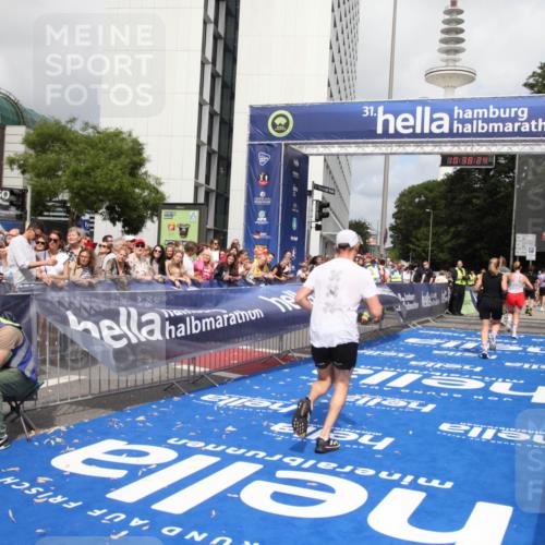 29.06.2025 - hella hamburg halbmarathon Michael Strokosch http://msf.ph/oto/8174644 29.06.2025 10:38:23 Ziel 1042, 1688, 2849, 3431, 6095, 7110, 8002, 14688, 18584 meine-sportfotos.de