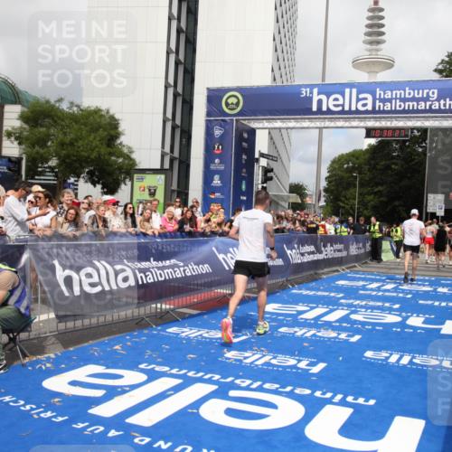 29.06.2025 - hella hamburg halbmarathon Michael Strokosch http://msf.ph/oto/8174688 29.06.2025 10:38:26 Ziel 1042, 1688, 2745, 3014, 3431, 6095, 7110, 14992, 16075, 18761 meine-sportfotos.de