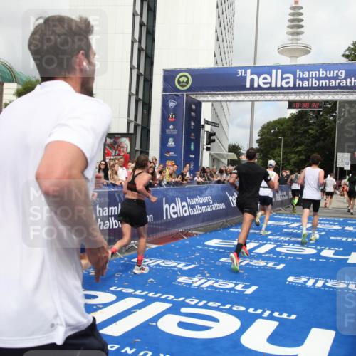 29.06.2025 - hella hamburg halbmarathon Michael Strokosch http://msf.ph/oto/8174733 29.06.2025 10:38:31 Ziel 1710, 2745, 3014, 3431, 3790, 7110, 8571, 14992, 16075, 16280, 18357, 18761 meine-sportfotos.de