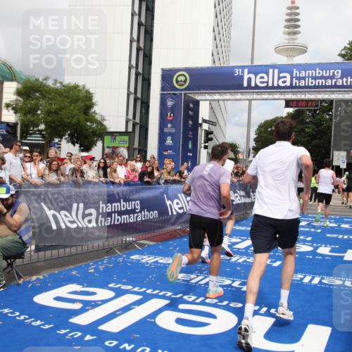 29.06.2025 - hella hamburg halbmarathon Michael Strokosch http://msf.ph/oto/8174752 29.06.2025 10:38:31 Ziel 1710, 2745, 3014, 3431, 3790, 7110, 8571, 14992, 16075, 16280, 18357, 18761 meine-sportfotos.de