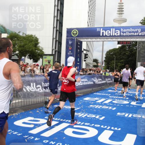29.06.2025 - hella hamburg halbmarathon Michael Strokosch http://msf.ph/oto/8174777 29.06.2025 10:38:33 Ziel 1710, 2745, 3014, 3790, 8571, 14905, 14992, 16075, 16280, 18357, 18761 meine-sportfotos.de