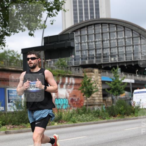 29.06.2025 - hella hamburg halbmarathon Yannick Fuchs http://msf.ph/oto/8174781 29.06.2025 10:26:28 20KM 3201, 3955, 4812, 5660, 6619, 10929, 12232, 12681, 13606, 13617, 14450, 15835, 18102, 19118 meine-sportfotos.de