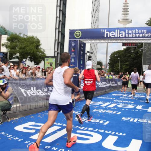29.06.2025 - hella hamburg halbmarathon Michael Strokosch http://msf.ph/oto/8174790 29.06.2025 10:38:33 Ziel 1710, 2745, 3014, 3790, 8571, 14905, 14992, 16075, 16280, 18357, 18761 meine-sportfotos.de