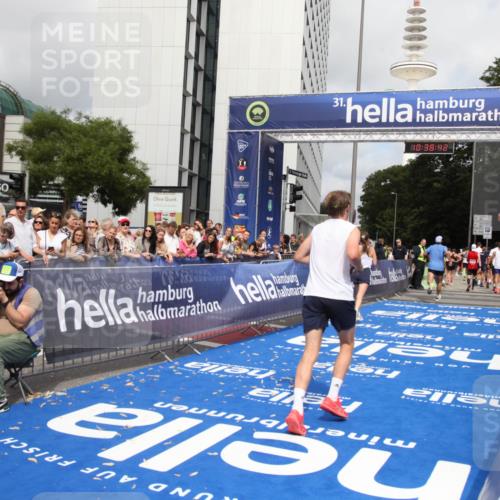 29.06.2025 - hella hamburg halbmarathon Michael Strokosch http://msf.ph/oto/8174847 29.06.2025 10:38:41 Ziel 4148, 5248, 9403, 11379, 12772, 14905, 17154, 18188 meine-sportfotos.de