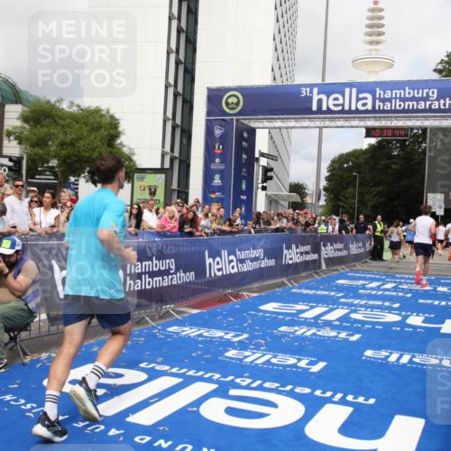 29.06.2025 - hella hamburg halbmarathon Michael Strokosch http://msf.ph/oto/8174868 29.06.2025 10:38:43 Ziel 4148, 5248, 8450, 9403, 11281, 11379, 12772, 17154, 18188, 19004 meine-sportfotos.de
