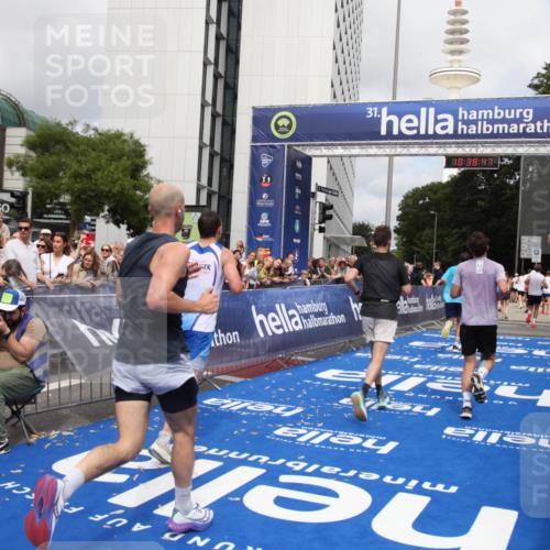 29.06.2025 - hella hamburg halbmarathon Michael Strokosch http://msf.ph/oto/8174875 29.06.2025 10:38:46 Ziel 2296, 2719, 4148, 5248, 6684, 8450, 9403, 11281, 11282, 12772, 13800, 15372, 18188, 19004 meine-sportfotos.de
