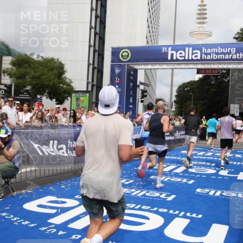 29.06.2025 - hella hamburg halbmarathon Michael Strokosch http://msf.ph/oto/8174890 29.06.2025 10:38:46 Ziel 2296, 2719, 4148, 5248, 6684, 8450, 9403, 11281, 11282, 12772, 13800, 15372, 18188, 19004 meine-sportfotos.de