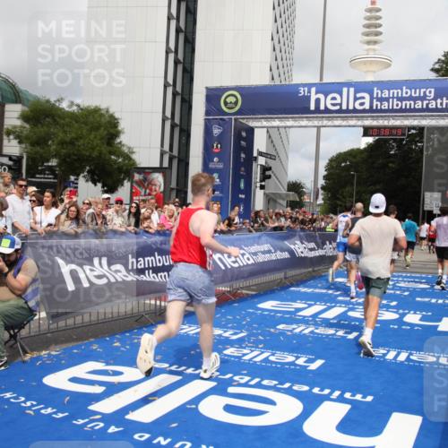 29.06.2025 - hella hamburg halbmarathon Michael Strokosch http://msf.ph/oto/8174897 29.06.2025 10:38:47 Ziel 2296, 2719, 4148, 5248, 6684, 8450, 9264, 9403, 10218, 11055, 11281, 11282, 12772, 13800, 15372, 18188, 19004 meine-sportfotos.de