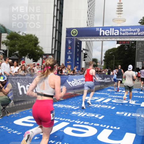 29.06.2025 - hella hamburg halbmarathon Michael Strokosch http://msf.ph/oto/8174903 29.06.2025 10:38:48 Ziel 2296, 2719, 4148, 5248, 6684, 8450, 9264, 9403, 9540, 10218, 11055, 11281, 11282, 12772, 13800, 15372, 18188, 19004 meine-sportfotos.de