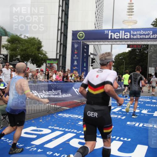29.06.2025 - hella hamburg halbmarathon Michael Strokosch http://msf.ph/oto/8174944 29.06.2025 10:38:51 Ziel 2296, 2719, 6684, 8450, 9264, 9540, 10218, 11055, 11281, 11282, 13755, 13800, 14093, 15372, 19004 meine-sportfotos.de