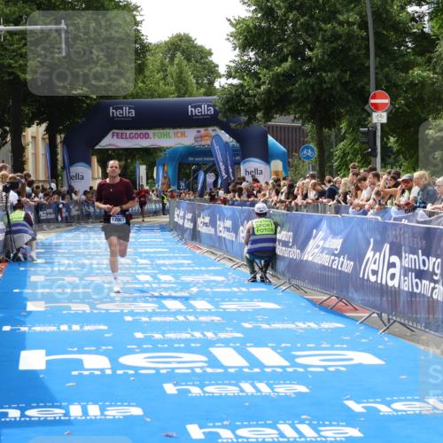 29.06.2025 - hella hamburg halbmarathon Zöllner http://msf.ph/oto/8175096 29.06.2025 10:25:27 Ziel 12067 meine-sportfotos.de