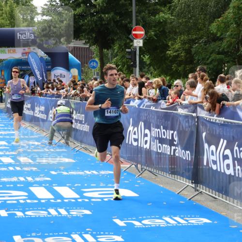 29.06.2025 - hella hamburg halbmarathon Zöllner http://msf.ph/oto/8175338 29.06.2025 10:25:48 Ziel 11228, 14107 meine-sportfotos.de
