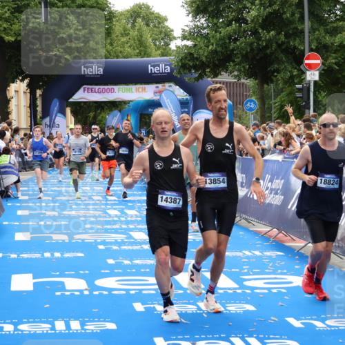 29.06.2025 - hella hamburg halbmarathon Zöllner http://msf.ph/oto/8175353 29.06.2025 10:37:28 Ziel 2767, 6047, 9017, 12739, 13372, 13854, 14387, 14459, 15888, 17306, 18159, 18723, 18824 meine-sportfotos.de