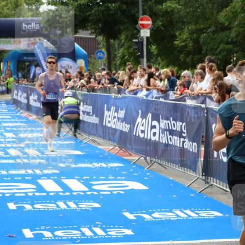 29.06.2025 - hella hamburg halbmarathon Zöllner http://msf.ph/oto/8175361 29.06.2025 10:25:49 Ziel 11228, 14107 meine-sportfotos.de
