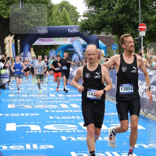 29.06.2025 - hella hamburg halbmarathon Zöllner http://msf.ph/oto/8175429 29.06.2025 10:37:28 Ziel 2767, 6047, 9017, 12739, 13372, 13854, 14387, 14459, 15888, 17306, 18159, 18723, 18824 meine-sportfotos.de