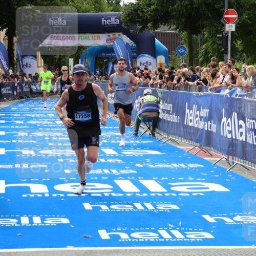 29.06.2025 - hella hamburg halbmarathon Zöllner http://msf.ph/oto/8175433 29.06.2025 10:25:57 Ziel 9767, 10468, 17258, 18692 meine-sportfotos.de
