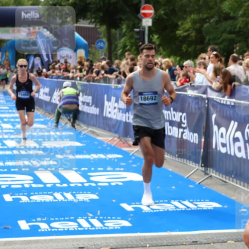 29.06.2025 - hella hamburg halbmarathon Zöllner http://msf.ph/oto/8175485 29.06.2025 10:25:59 Ziel 9767, 10468, 17258, 18692 meine-sportfotos.de