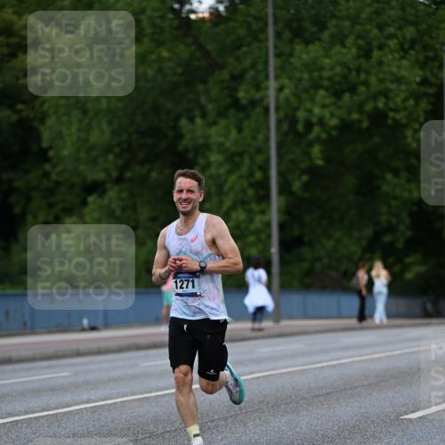29.06.2025 - hella hamburg halbmarathon Dr. Thomas Lammeyer http://msf.ph/oto/8175504 29.06.2025 09:46:29 Kennedybrücke 1271, 6090, 7380, 9565, 9767, 10867 meine-sportfotos.de