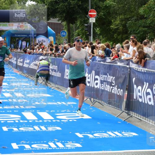 29.06.2025 - hella hamburg halbmarathon Zöllner http://msf.ph/oto/8175636 29.06.2025 10:26:10 Ziel 13779, 16615, 17003 meine-sportfotos.de