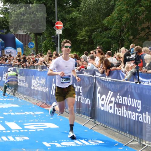 29.06.2025 - hella hamburg halbmarathon Zöllner http://msf.ph/oto/8175727 29.06.2025 10:26:30 Ziel 7380, 14728, 17040 meine-sportfotos.de