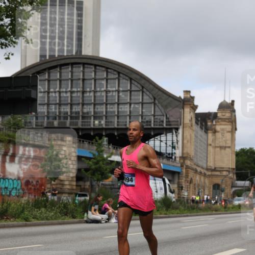 29.06.2025 - hella hamburg halbmarathon Yannick Fuchs http://msf.ph/oto/8175806 29.06.2025 10:27:12 20KM 1407, 1707, 1894, 3935, 5070, 5746, 7845, 7965, 8883, 9047, 10484, 10876, 10927, 11150, 11169, 11370, 11929, 14293, 15826, 16065, 16505, 16957, 18135, 18562, 18563 meine-sportfotos.de