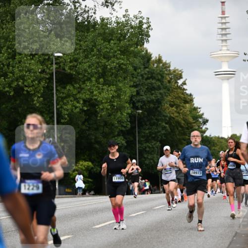 29.06.2025 - hella hamburg halbmarathon Dr. Thomas Lammeyer http://msf.ph/oto/8176021 29.06.2025 10:10:07 Kennedybrücke 1229, 1830, 1842, 2288, 2471, 2624, 3062, 3461, 4169, 5762, 6014, 7302, 7741, 8049, 8290, 8894, 8909, 9477, 9917, 10343, 10781, 10791, 10998 meine-sportfotos.de