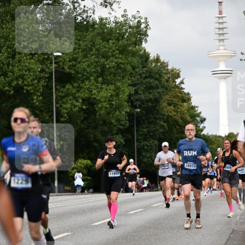 29.06.2025 - hella hamburg halbmarathon Dr. Thomas Lammeyer http://msf.ph/oto/8176032 29.06.2025 10:10:08 Kennedybrücke 1229, 1830, 1842, 2471, 2624, 3062, 4169, 5762, 6014, 7302, 7741, 8049, 8290, 8894, 8909, 9477, 9917, 10343, 10781, 10791, 10998 meine-sportfotos.de