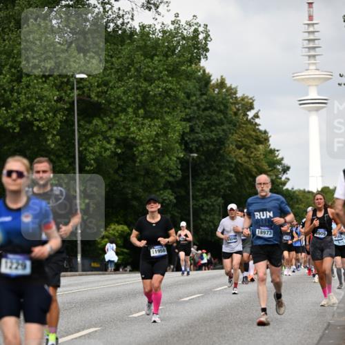 29.06.2025 - hella hamburg halbmarathon Dr. Thomas Lammeyer http://msf.ph/oto/8176039 29.06.2025 10:10:08 Kennedybrücke 1229, 1830, 1842, 2471, 2624, 3062, 4169, 5762, 6014, 7302, 7741, 8049, 8290, 8894, 8909, 9477, 9917, 10343, 10781, 10791, 10998 meine-sportfotos.de