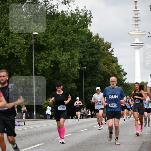 29.06.2025 - hella hamburg halbmarathon Dr. Thomas Lammeyer http://msf.ph/oto/8176060 29.06.2025 10:10:08 Kennedybrücke 1229, 1830, 1842, 2471, 2624, 3062, 4169, 5762, 6014, 7302, 7741, 8049, 8290, 8894, 8909, 9477, 9917, 10343, 10781, 10791, 10998 meine-sportfotos.de