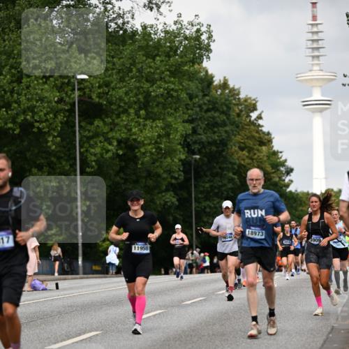 29.06.2025 - hella hamburg halbmarathon Dr. Thomas Lammeyer http://msf.ph/oto/8176067 29.06.2025 10:10:08 Kennedybrücke 1229, 1830, 1842, 2471, 2624, 3062, 4169, 5762, 6014, 7302, 7741, 8049, 8290, 8894, 8909, 9477, 9917, 10343, 10781, 10791, 10998 meine-sportfotos.de