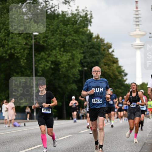 29.06.2025 - hella hamburg halbmarathon Dr. Thomas Lammeyer http://msf.ph/oto/8176112 29.06.2025 10:10:10 Kennedybrücke 1229, 1830, 1842, 2471, 2624, 3062, 4169, 4542, 5762, 6014, 7302, 7741, 8049, 8290, 8744, 8894, 8909, 9477, 9917, 10343, 10781, 10791, 10998 meine-sportfotos.de