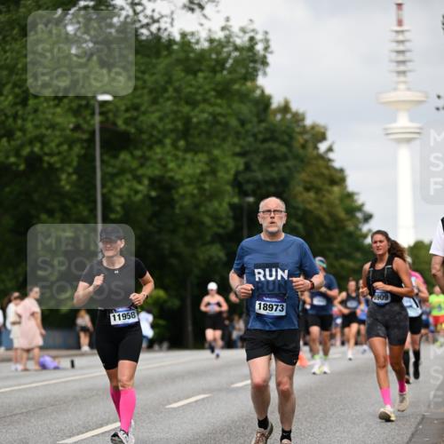 29.06.2025 - hella hamburg halbmarathon Dr. Thomas Lammeyer http://msf.ph/oto/8176172 29.06.2025 10:10:10 Kennedybrücke 1229, 1830, 1842, 2471, 2624, 3062, 4169, 4542, 5762, 6014, 7302, 7741, 8049, 8290, 8744, 8894, 8909, 9477, 9917, 10343, 10781, 10791, 10998 meine-sportfotos.de