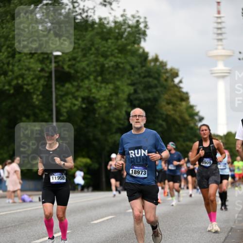 29.06.2025 - hella hamburg halbmarathon Dr. Thomas Lammeyer http://msf.ph/oto/8176201 29.06.2025 10:10:10 Kennedybrücke 1229, 1830, 1842, 2471, 2624, 3062, 4169, 4542, 5762, 6014, 7302, 7741, 8049, 8290, 8744, 8894, 8909, 9477, 9917, 10343, 10781, 10791, 10998 meine-sportfotos.de