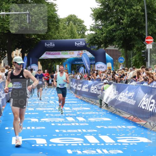 29.06.2025 - hella hamburg halbmarathon Zöllner http://msf.ph/oto/8176210 29.06.2025 10:37:47 Ziel 1505, 1615, 2196, 9171, 13595, 14934, 18276, 18277 meine-sportfotos.de