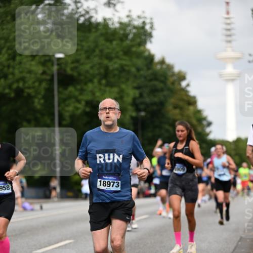 29.06.2025 - hella hamburg halbmarathon Dr. Thomas Lammeyer http://msf.ph/oto/8176262 29.06.2025 10:10:11 Kennedybrücke 1229, 1830, 1842, 2471, 2624, 3062, 4169, 4542, 5762, 6014, 7302, 7741, 8049, 8290, 8744, 8894, 8909, 9477, 9917, 10214, 10343, 10781, 10791, 10998 meine-sportfotos.de