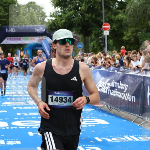 29.06.2025 - hella hamburg halbmarathon Zöllner http://msf.ph/oto/8176278 29.06.2025 10:37:49 Ziel 1505, 1615, 2196, 2404, 9171, 13148, 13595, 18276, 18277 meine-sportfotos.de