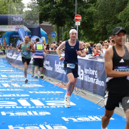29.06.2025 - hella hamburg halbmarathon Zöllner http://msf.ph/oto/8176284 29.06.2025 10:27:08 Ziel 13956, 14828, 15671 meine-sportfotos.de