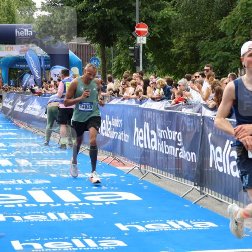 29.06.2025 - hella hamburg halbmarathon Zöllner http://msf.ph/oto/8176314 29.06.2025 10:27:09 Ziel 14828, 15671 meine-sportfotos.de